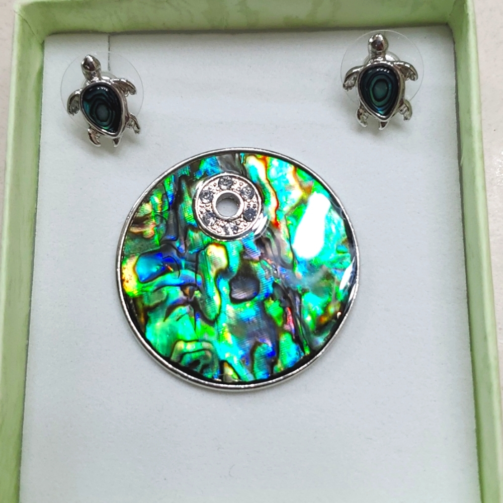 Earrings and pedant